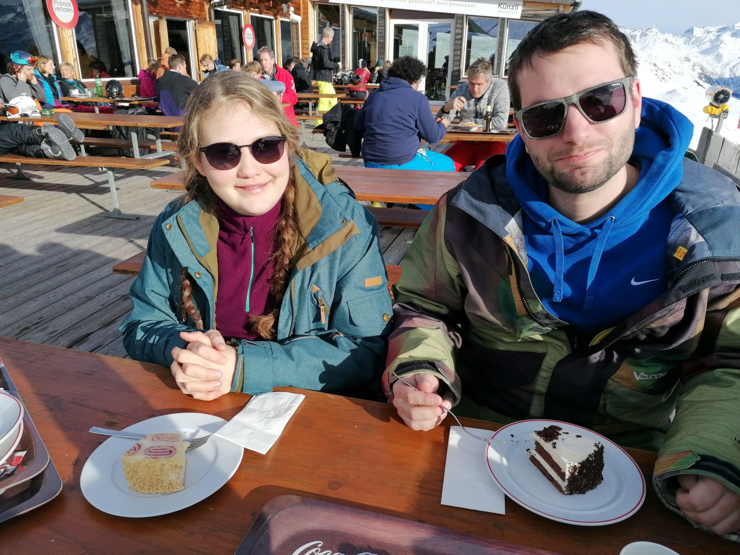 Thesi und Silas beim Dessert in der Parsennhütte