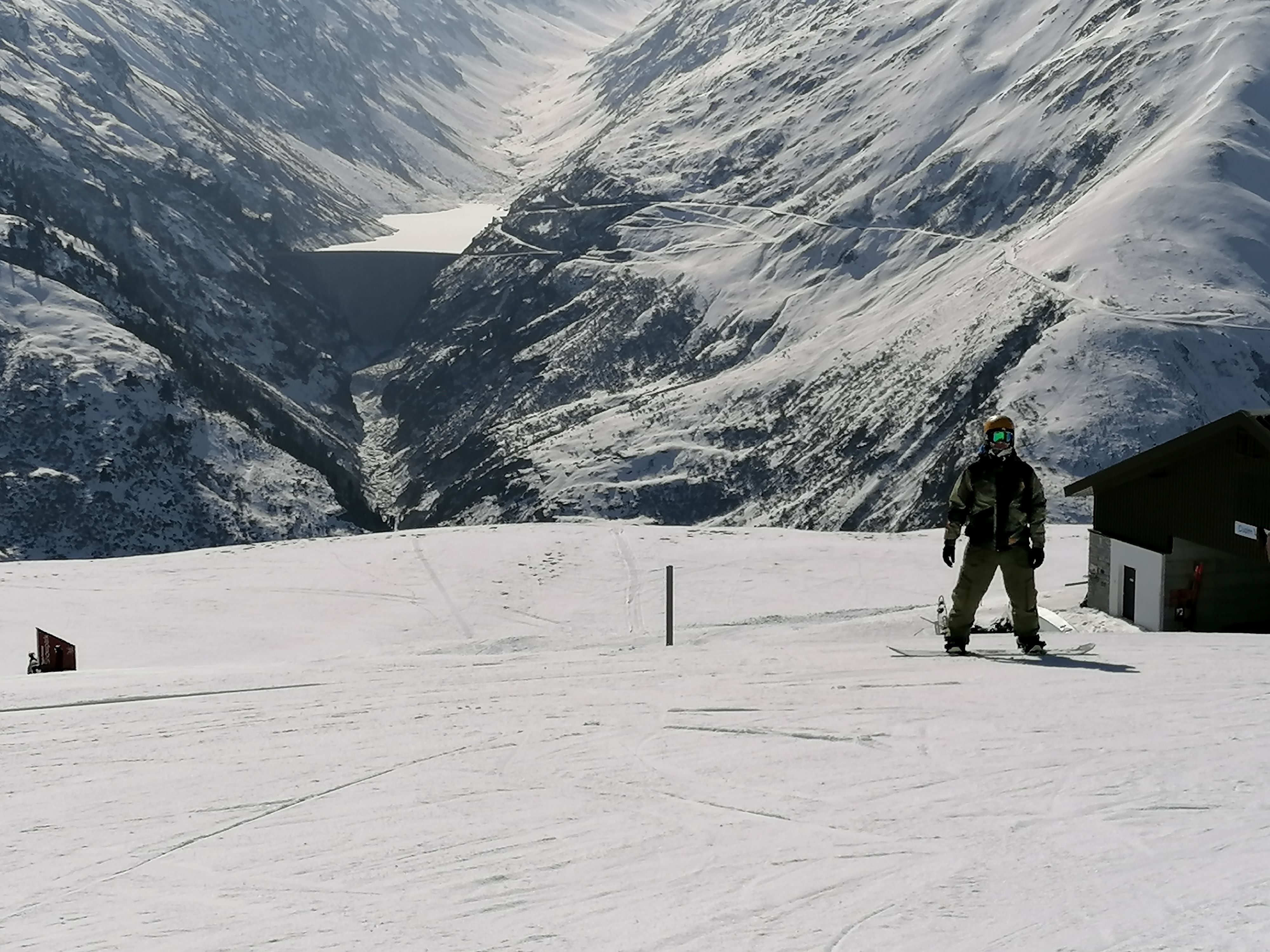 Piste im Oberalpgebiet mit Snowboarder Silas